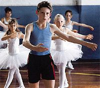 liligrogu64's tweet image. #SondageKidsCinéma
Je choisis Billy Elliot.  Sublime film.
Jamie Bell drôle et émouvant. 
Les acteurs sont juste fabuleux. Cette famille extraordinaire.  Cette professeure fantastique.  La bo.
#billyelliot #jamiebell