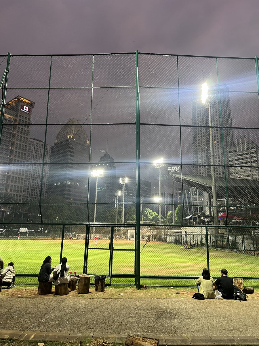 adriansyahyasin's tweet photo. ❗️TO ALL PROBLEMATIC SMOKERS OUT THERE ❗️

PLIS BANGET KALO LO ABIS NONGKRONG DI TAMAN JANGAN SEMBARANGAN BUANG PUNTUNG ROKOK KEK GINI DI TAMAN SOFTBALL GBK

Ini puntung rokok yang bisa gue pungut radius 3 meter gue duduk dan kelihatan betapa JOROKNYA kalian semua

BUANG SAMPAH TISU PLASTIK JUGA PADA TEMPATNYA

KALO INI TAMAN TUTUP JELAS SALAH KALIAN SEMUA YANG JOROK