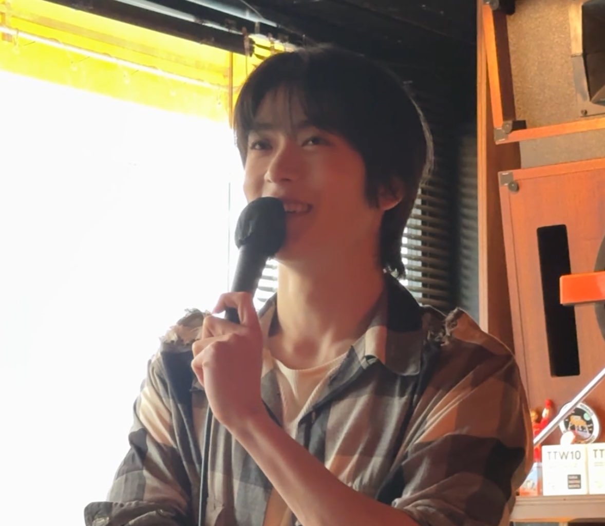 jk_121430's tweet photo. ジェヒョンくんと재프 の空間♡
曲を聴いた私達の反応が良いと、窓側を向いて自分でも拍手していた姿がとっても可愛かった♡ちなみに耳真っ赤だったよ(｡◠‿◠｡)照れ屋さんなところも愛おしいね！改めて、ソロデビューおめでとう！
#JAEHYUN_J https://t.co/zoUOq5TZGS