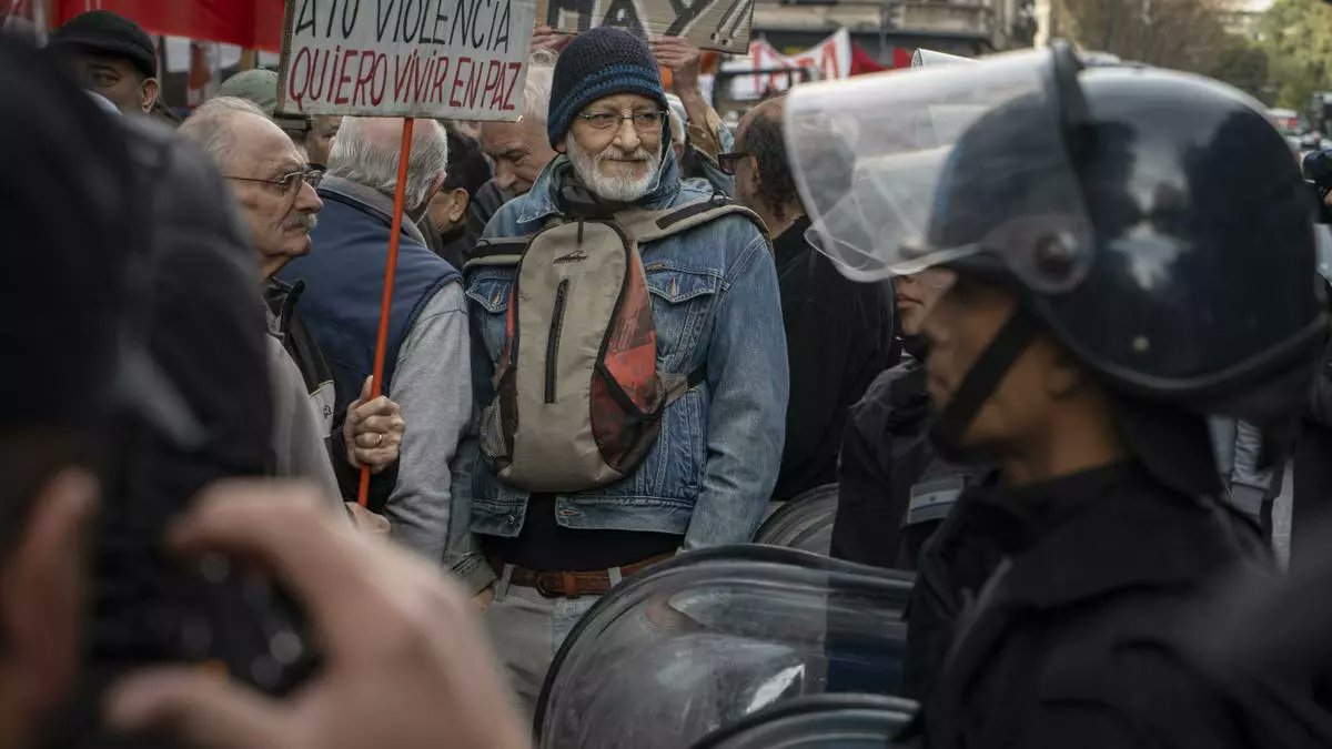 dinasanchezok's tweet photo. Milei vetó la ley que permitía que nuestros jubilados y jubiladas mejoren levemente sus haberes. No se vuelve de la represión y el castigo a los jubilados. Desde la @UTEPoficial vamos a acompañarlos para que el Congreso insista con  la ley de movilidad que vetó el gobierno. https://t.co/29wsWGYwJq