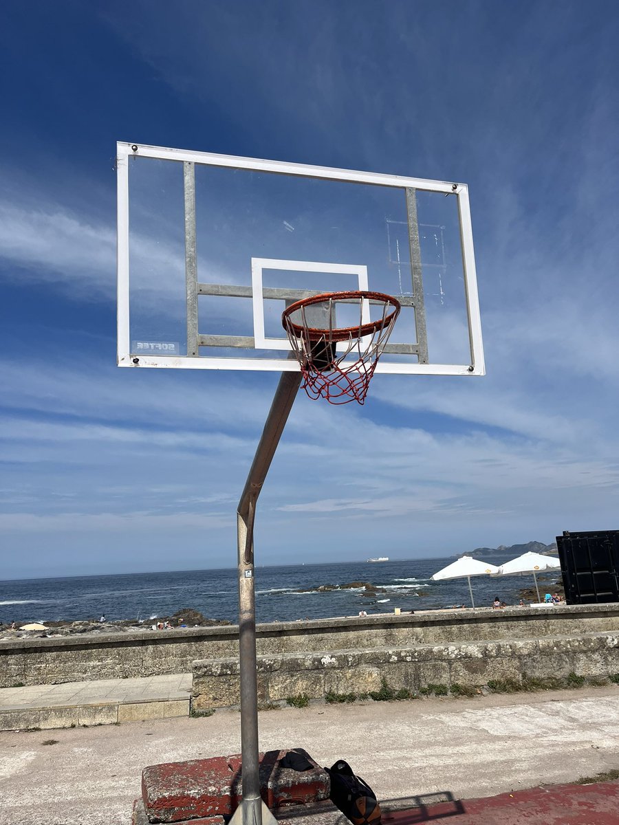 Esta foto ilustra atractivos de siempre del <a href="/ConcelloBaiona/">ConcellodeBaiona</a> una de las 8 canastas que tiene el parque da Palma con vistas al océano.
En esa zona la pista de ⚽️ y la zona de juegos.

Pocos Concellos tienen 8 canastas para uso de los vecinos con esas vistas.
Lo valoramos 👇👌