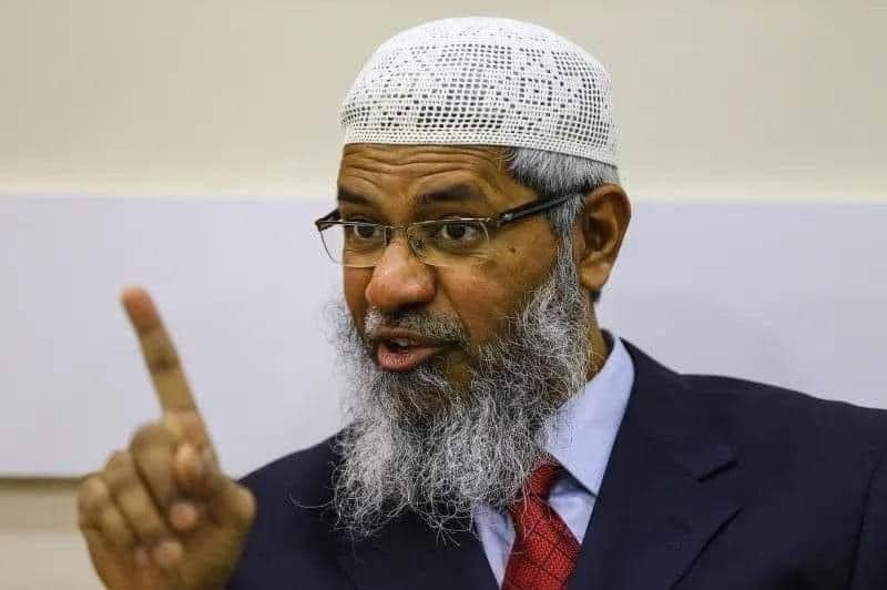 Arsenico_bis's tweet image. El predicador islámico Zakir Naik se subió a un Taxi en Londres y le dijo al taxista: 
- Hermano, por favor apaga la radio porque como dice el sagrado Corán no puedo escuchar música, porque en los tiempos del Profeta no existía la música occidental que es la música de los no…