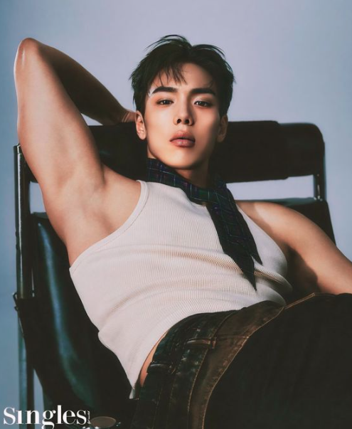 AboutMusicYT's tweet photo. Jiwoong and Shownu have exchanged phone numbers. https://t.co/c2X1TojPgw