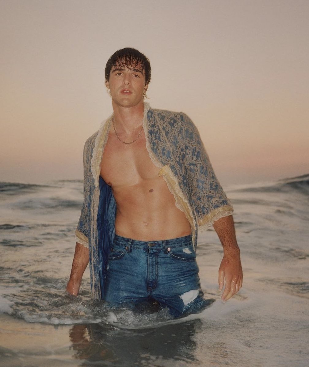 DamonAlmighty's tweet photo. Borrowed this jacket from the Palace of Versailles last year. They weren’t using it, and I knew it would make a great beach look. https://t.co/QvAm8hQGyT