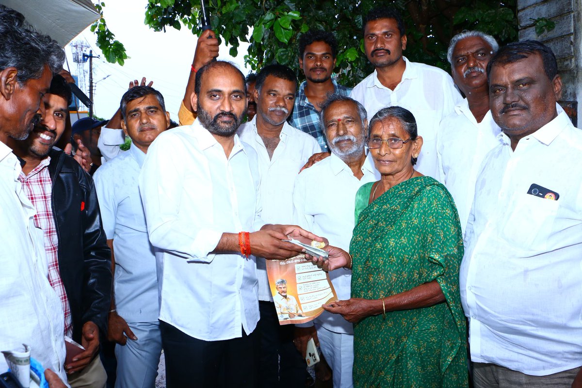 SureshKakarla_'s tweet photo. "ఒకరోజు ముందే పింఛన్ల పండగ"

"గ్రామీణ ప్రాంతంలో ఇంటికి వెళ్లి పింఛన్లు పంపిణీ చేసిన ఎమ్మెల్యే శ్రీ కాకర్ల సురేష్"

"జడివానలో పింఛన్ల పంపిణీ ఆనందం వ్యక్తం చేసిన అవ్వ తాతలు"

🔸రాష్ట్రవ్యాప్తంగా ఒకరోజు ముందుగానే పింఛన్ల పండగ వచ్చింది. నెల్లూరు జిల్లా ఉదయగిరి నియోజకవర్గంలో సచివాలయం సిబ్బంది మరియు టిడిపి నాయకులు జడివానలో అవ్వ తాతలు అక్క చెల్లెమ్మలు అన్నదమ్ముల ఇళ్లకు వెళ్లి పింఛన్లు పంపిణీ చేశారు. 

🔸ఉదయగిరి శాసనసభ్యులు శ్రీ కాకర్ల సురేష్ వింజమూరు మండలం ఊటుకూరు గ్రామంలో జడివానలో తడుస్తూ వెళ్లి అవ్వతాతలకు పింఛన్లు పంపిణీ చేశారు. వృద్ధులు మహిళలు ఆనందం వ్యక్తం చేశారు. రాష్ట్రానికి మాకు పెద్దన్నయ్య చంద్రబాబునాయుడు అని కొనియాడారు. చంద్రబాబు నాయుడు హయాంలోనే పింఛన్లు భారీగా పెరిగాయని ఆయన కృషి శ్రమ పేదల కోసమని తెలిపారు. 

🔸ఈ సందర్భంగా ఎమ్మెల్యే శ్రీ కాకర్ల సురేష్ మాట్లాడుతూ రాష్ట్రవ్యాప్తంగా ఒకరోజు ముందుగానే పింఛన్లు పంపిణీ చేసేందుకు రాష్ట్ర ప్రభుత్వం నిర్ణయం తీసుకుందని తెలిపారు. ఒకటో తేదీ ఆదివారం వస్తున్నందున శనివారం పింఛన్లు పంపిణీ చేస్తున్నామని తెలిపారు. 

🔸జిల్లావ్యాప్తంగా మధ్యాహ్నం ఒంటిగంటకు 89% పూర్తయిందని తెలిపారు. మెట్ట ప్రాంతానికి నీరు రావాలంటే ఇంకా కొంత సమయం పడుతుందని గత ప్రభుత్వం నిర్లక్ష్యం వల్ల ప్రాజెక్టులన్ని పూర్తిగా దెబ్బతిన్నాయని తెలిపారు. ప్రాజెక్టులపై రాష్ట్ర ప్రభుత్వం ఇప్పటికే ప్రత్యేక దృష్టి సారించారని ముఖ్యమంత్రి నారా చంద్రబాబు నాయుడు నాయకత్వంలో ఇరిగేషన్ శాఖ మంత్రి నిమ్మల రామ నాయుడు ఆధ్వర్యంలో రాష్ట్రంలోనే ప్రాజెక్టులు అన్ని పూర్తి చేయబోతున్నారని తెలిపారు. 

🔸భారత ప్రధాని నరేంద్ర మోడీ నాయకత్వంలో ముఖ్యమంత్రి శ్రీ నారా చంద్రబాబు నాయుడు ఉప ముఖ్యమంత్రి శ్రీ పవన్ కళ్యాణ్ ఆధ్వర్యంలో రాష్ట్రం వేగంగా అభివృద్ధి చెందుతుందని ఆశాభావం వ్యక్తం చేశారు. 

🔸ఈ కార్యక్రమంలో మండల కన్వీనర్ గొంగటి రఘునాథరెడ్డి జిల్లా కార్యనిర్వాహక కార్యదర్శి చల్లా వెంకటేశ్వర్లు యాదవ్ వనిపెంట సుబ్బారెడ్డి దంతులూరి వెంకటేశ్వరరావు జూపల్లి రాజారావు మద్దినేని నాగేశ్వరరావు మదినేని నరేంద్ర ఎస్.కె మహబూబ్ బాషా నీలం పెరుమాళ్ తదితరులు ఉన్నారు.
#PensionsPandugaInAP 
#kakarlasuresh #kakarlaforudayagiri #Teamkakarlasuresh #TDPKAKARLA #Mlakakarlasuresh 
#manakakarlasuresh
#TeluguDesamParty 
#UdayagiriConstituency #MLA