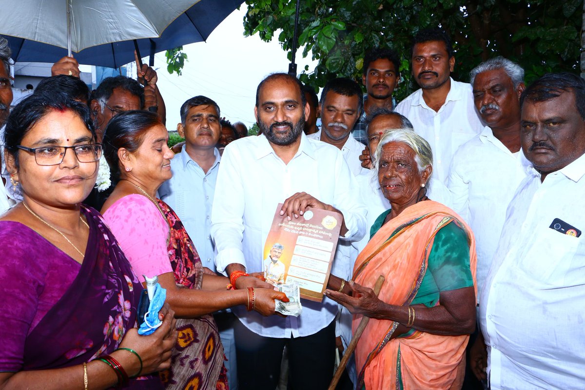 SureshKakarla_'s tweet photo. "ఒకరోజు ముందే పింఛన్ల పండగ"

"గ్రామీణ ప్రాంతంలో ఇంటికి వెళ్లి పింఛన్లు పంపిణీ చేసిన ఎమ్మెల్యే శ్రీ కాకర్ల సురేష్"

"జడివానలో పింఛన్ల పంపిణీ ఆనందం వ్యక్తం చేసిన అవ్వ తాతలు"

🔸రాష్ట్రవ్యాప్తంగా ఒకరోజు ముందుగానే పింఛన్ల పండగ వచ్చింది. నెల్లూరు జిల్లా ఉదయగిరి నియోజకవర్గంలో సచివాలయం సిబ్బంది మరియు టిడిపి నాయకులు జడివానలో అవ్వ తాతలు అక్క చెల్లెమ్మలు అన్నదమ్ముల ఇళ్లకు వెళ్లి పింఛన్లు పంపిణీ చేశారు. 

🔸ఉదయగిరి శాసనసభ్యులు శ్రీ కాకర్ల సురేష్ వింజమూరు మండలం ఊటుకూరు గ్రామంలో జడివానలో తడుస్తూ వెళ్లి అవ్వతాతలకు పింఛన్లు పంపిణీ చేశారు. వృద్ధులు మహిళలు ఆనందం వ్యక్తం చేశారు. రాష్ట్రానికి మాకు పెద్దన్నయ్య చంద్రబాబునాయుడు అని కొనియాడారు. చంద్రబాబు నాయుడు హయాంలోనే పింఛన్లు భారీగా పెరిగాయని ఆయన కృషి శ్రమ పేదల కోసమని తెలిపారు. 

🔸ఈ సందర్భంగా ఎమ్మెల్యే శ్రీ కాకర్ల సురేష్ మాట్లాడుతూ రాష్ట్రవ్యాప్తంగా ఒకరోజు ముందుగానే పింఛన్లు పంపిణీ చేసేందుకు రాష్ట్ర ప్రభుత్వం నిర్ణయం తీసుకుందని తెలిపారు. ఒకటో తేదీ ఆదివారం వస్తున్నందున శనివారం పింఛన్లు పంపిణీ చేస్తున్నామని తెలిపారు. 

🔸జిల్లావ్యాప్తంగా మధ్యాహ్నం ఒంటిగంటకు 89% పూర్తయిందని తెలిపారు. మెట్ట ప్రాంతానికి నీరు రావాలంటే ఇంకా కొంత సమయం పడుతుందని గత ప్రభుత్వం నిర్లక్ష్యం వల్ల ప్రాజెక్టులన్ని పూర్తిగా దెబ్బతిన్నాయని తెలిపారు. ప్రాజెక్టులపై రాష్ట్ర ప్రభుత్వం ఇప్పటికే ప్రత్యేక దృష్టి సారించారని ముఖ్యమంత్రి నారా చంద్రబాబు నాయుడు నాయకత్వంలో ఇరిగేషన్ శాఖ మంత్రి నిమ్మల రామ నాయుడు ఆధ్వర్యంలో రాష్ట్రంలోనే ప్రాజెక్టులు అన్ని పూర్తి చేయబోతున్నారని తెలిపారు. 

🔸భారత ప్రధాని నరేంద్ర మోడీ నాయకత్వంలో ముఖ్యమంత్రి శ్రీ నారా చంద్రబాబు నాయుడు ఉప ముఖ్యమంత్రి శ్రీ పవన్ కళ్యాణ్ ఆధ్వర్యంలో రాష్ట్రం వేగంగా అభివృద్ధి చెందుతుందని ఆశాభావం వ్యక్తం చేశారు. 

🔸ఈ కార్యక్రమంలో మండల కన్వీనర్ గొంగటి రఘునాథరెడ్డి జిల్లా కార్యనిర్వాహక కార్యదర్శి చల్లా వెంకటేశ్వర్లు యాదవ్ వనిపెంట సుబ్బారెడ్డి దంతులూరి వెంకటేశ్వరరావు జూపల్లి రాజారావు మద్దినేని నాగేశ్వరరావు మదినేని నరేంద్ర ఎస్.కె మహబూబ్ బాషా నీలం పెరుమాళ్ తదితరులు ఉన్నారు.
#PensionsPandugaInAP 
#kakarlasuresh #kakarlaforudayagiri #Teamkakarlasuresh #TDPKAKARLA #Mlakakarlasuresh 
#manakakarlasuresh
#TeluguDesamParty 
#UdayagiriConstituency #MLA