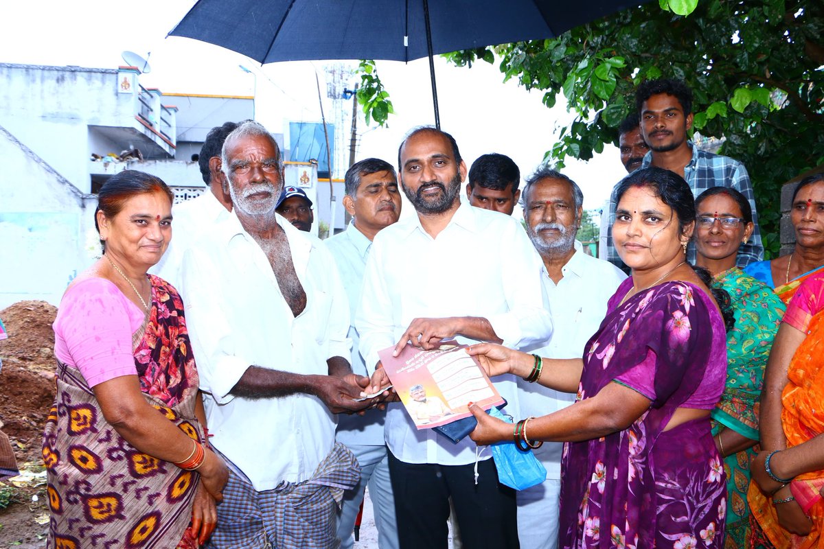 SureshKakarla_'s tweet photo. "ఒకరోజు ముందే పింఛన్ల పండగ"

"గ్రామీణ ప్రాంతంలో ఇంటికి వెళ్లి పింఛన్లు పంపిణీ చేసిన ఎమ్మెల్యే శ్రీ కాకర్ల సురేష్"

"జడివానలో పింఛన్ల పంపిణీ ఆనందం వ్యక్తం చేసిన అవ్వ తాతలు"

🔸రాష్ట్రవ్యాప్తంగా ఒకరోజు ముందుగానే పింఛన్ల పండగ వచ్చింది. నెల్లూరు జిల్లా ఉదయగిరి నియోజకవర్గంలో సచివాలయం సిబ్బంది మరియు టిడిపి నాయకులు జడివానలో అవ్వ తాతలు అక్క చెల్లెమ్మలు అన్నదమ్ముల ఇళ్లకు వెళ్లి పింఛన్లు పంపిణీ చేశారు. 

🔸ఉదయగిరి శాసనసభ్యులు శ్రీ కాకర్ల సురేష్ వింజమూరు మండలం ఊటుకూరు గ్రామంలో జడివానలో తడుస్తూ వెళ్లి అవ్వతాతలకు పింఛన్లు పంపిణీ చేశారు. వృద్ధులు మహిళలు ఆనందం వ్యక్తం చేశారు. రాష్ట్రానికి మాకు పెద్దన్నయ్య చంద్రబాబునాయుడు అని కొనియాడారు. చంద్రబాబు నాయుడు హయాంలోనే పింఛన్లు భారీగా పెరిగాయని ఆయన కృషి శ్రమ పేదల కోసమని తెలిపారు. 

🔸ఈ సందర్భంగా ఎమ్మెల్యే శ్రీ కాకర్ల సురేష్ మాట్లాడుతూ రాష్ట్రవ్యాప్తంగా ఒకరోజు ముందుగానే పింఛన్లు పంపిణీ చేసేందుకు రాష్ట్ర ప్రభుత్వం నిర్ణయం తీసుకుందని తెలిపారు. ఒకటో తేదీ ఆదివారం వస్తున్నందున శనివారం పింఛన్లు పంపిణీ చేస్తున్నామని తెలిపారు. 

🔸జిల్లావ్యాప్తంగా మధ్యాహ్నం ఒంటిగంటకు 89% పూర్తయిందని తెలిపారు. మెట్ట ప్రాంతానికి నీరు రావాలంటే ఇంకా కొంత సమయం పడుతుందని గత ప్రభుత్వం నిర్లక్ష్యం వల్ల ప్రాజెక్టులన్ని పూర్తిగా దెబ్బతిన్నాయని తెలిపారు. ప్రాజెక్టులపై రాష్ట్ర ప్రభుత్వం ఇప్పటికే ప్రత్యేక దృష్టి సారించారని ముఖ్యమంత్రి నారా చంద్రబాబు నాయుడు నాయకత్వంలో ఇరిగేషన్ శాఖ మంత్రి నిమ్మల రామ నాయుడు ఆధ్వర్యంలో రాష్ట్రంలోనే ప్రాజెక్టులు అన్ని పూర్తి చేయబోతున్నారని తెలిపారు. 

🔸భారత ప్రధాని నరేంద్ర మోడీ నాయకత్వంలో ముఖ్యమంత్రి శ్రీ నారా చంద్రబాబు నాయుడు ఉప ముఖ్యమంత్రి శ్రీ పవన్ కళ్యాణ్ ఆధ్వర్యంలో రాష్ట్రం వేగంగా అభివృద్ధి చెందుతుందని ఆశాభావం వ్యక్తం చేశారు. 

🔸ఈ కార్యక్రమంలో మండల కన్వీనర్ గొంగటి రఘునాథరెడ్డి జిల్లా కార్యనిర్వాహక కార్యదర్శి చల్లా వెంకటేశ్వర్లు యాదవ్ వనిపెంట సుబ్బారెడ్డి దంతులూరి వెంకటేశ్వరరావు జూపల్లి రాజారావు మద్దినేని నాగేశ్వరరావు మదినేని నరేంద్ర ఎస్.కె మహబూబ్ బాషా నీలం పెరుమాళ్ తదితరులు ఉన్నారు.
#PensionsPandugaInAP 
#kakarlasuresh #kakarlaforudayagiri #Teamkakarlasuresh #TDPKAKARLA #Mlakakarlasuresh 
#manakakarlasuresh
#TeluguDesamParty 
#UdayagiriConstituency #MLA