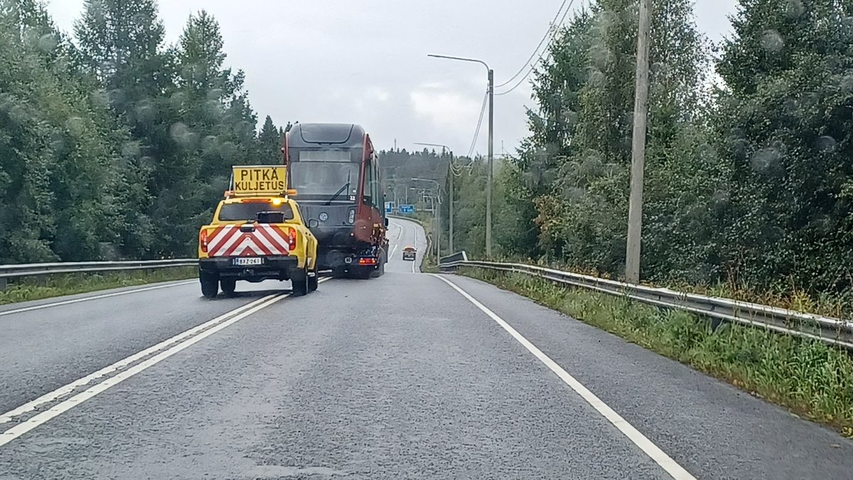 AnnaelinaI's tweet photo. Harvemmin olen nähnyt ratikan  Pohjois-Savossa. Nyt olen. Kyytiin en päässyt, mutta ohi viimein. https://t.co/lJgs6jYZfS https://t.co/ZEZRC7bGjE