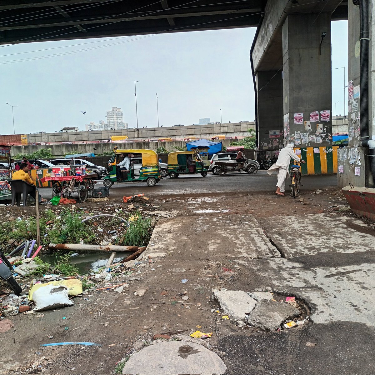 vinaygupta03's tweet photo. @prchandna @CeoNoida @noida_authority @noidapolice Sector 63 A and D block के बीच वाली सड़क  से जब दिल्ली मेरठ expressway को लेफ्ट जाने पर लेफ्ट सड़क पर नाला है जो खुला और टूटा है सारा ट्राफिक right side  आ जाता है और ट्राफिक जाम बनता है. कृपया लेफ्ट सड़क नाले पर बनवाये. धन्यवाद https://t.co/53uUhJHIiJ