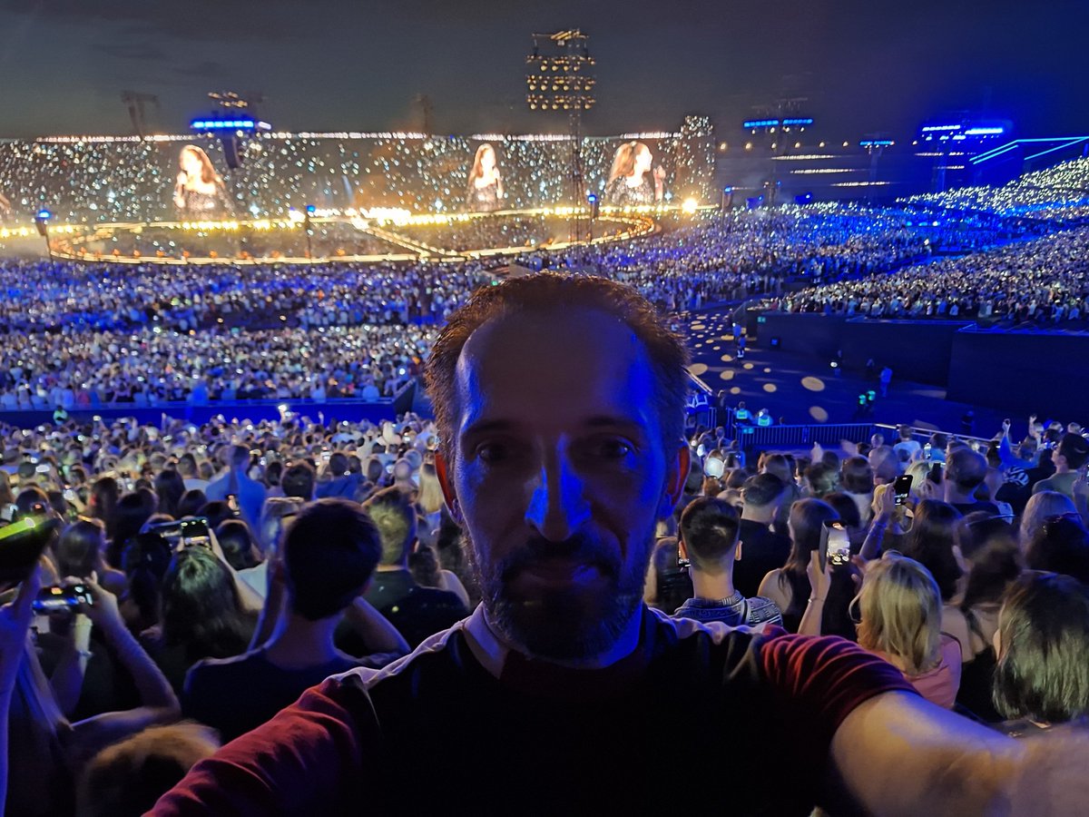 AdamWittekTV's tweet photo. So I'm spending this month in Nuremberg and thought why not jump on a high-speed train and say #Hello to my good old pal #Adele in Munich. 👋🏻👩🏼🎤
#AdeleInMunich #AdeleConcert #AdeleTour #AdeleHello #Skyfall #AdeleSkyfall #SetFireToTheRain #RollingInTheDeep #AdeleMunich #AdeleWorld https://t.co/pvj7BbPsLP