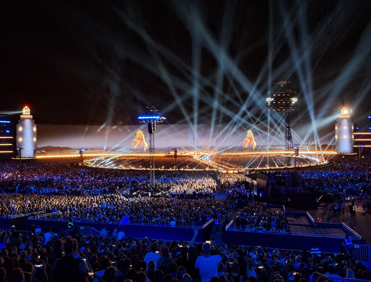 AdamWittekTV's tweet photo. So I'm spending this month in Nuremberg and thought why not jump on a high-speed train and say #Hello to my good old pal #Adele in Munich. 👋🏻👩🏼🎤
#AdeleInMunich #AdeleConcert #AdeleTour #AdeleHello #Skyfall #AdeleSkyfall #SetFireToTheRain #RollingInTheDeep #AdeleMunich #AdeleWorld https://t.co/pvj7BbPsLP