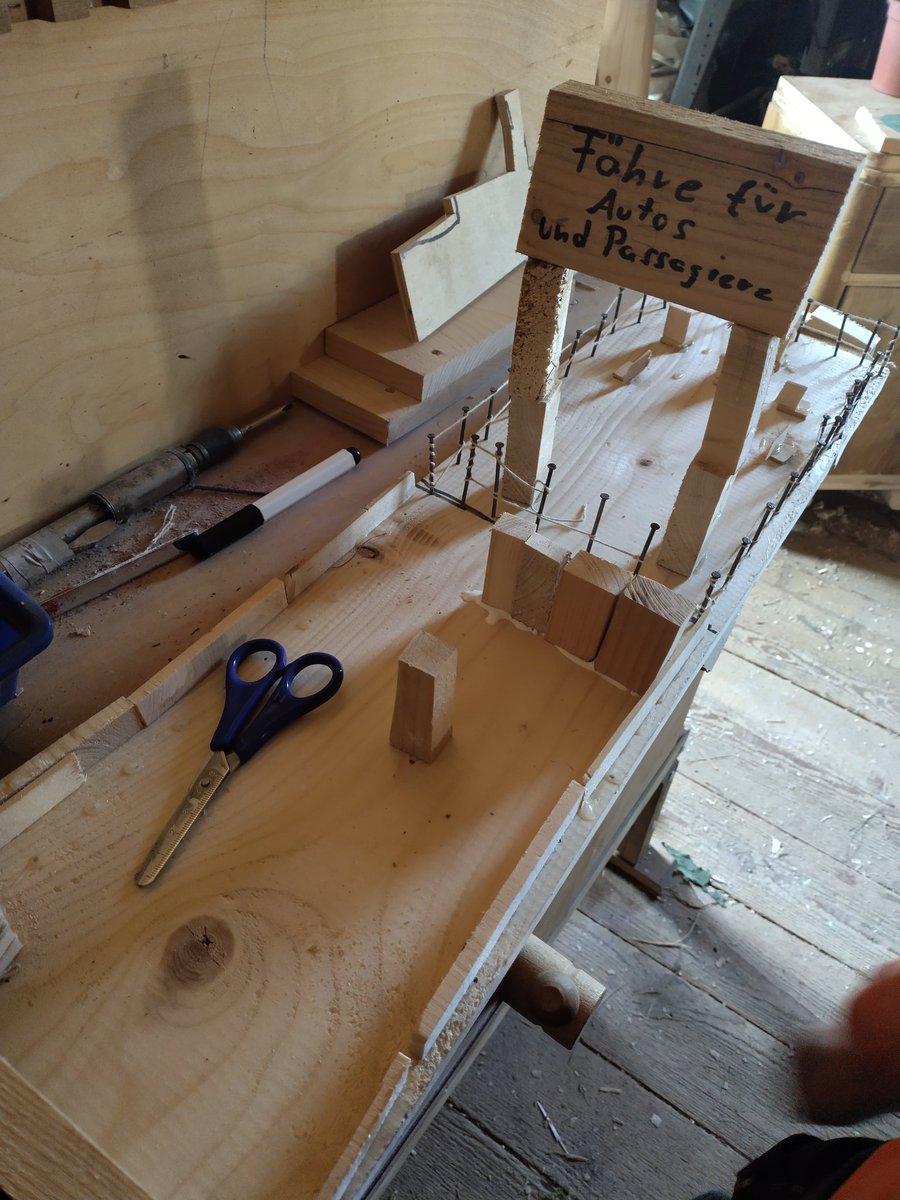 1Utini's tweet image. Die Werkstatt ist ein absolutes Chaos und alles liegt nur noch rum, aber ich liebe es sehr, dass die Jungs aktuell am liebsten 24/7 dort sind und einfach vor sich hin werkeln 🥰...
Ich bin dann Mal neuen Holzleim bestellen und noch ein bisschen Holz für mich verstecken...  🤪🤣