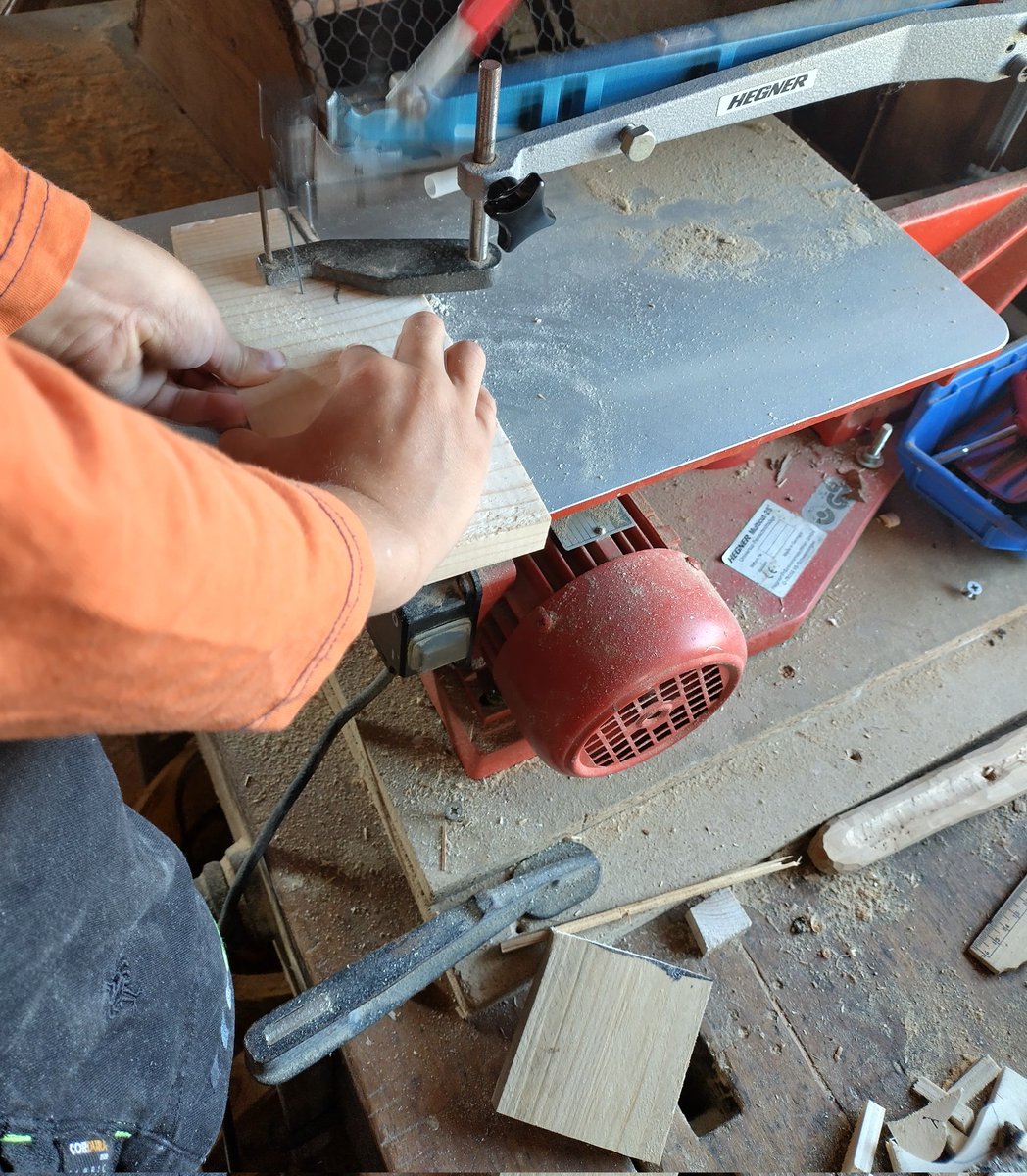 1Utini's tweet image. Die Werkstatt ist ein absolutes Chaos und alles liegt nur noch rum, aber ich liebe es sehr, dass die Jungs aktuell am liebsten 24/7 dort sind und einfach vor sich hin werkeln 🥰...
Ich bin dann Mal neuen Holzleim bestellen und noch ein bisschen Holz für mich verstecken...  🤪🤣