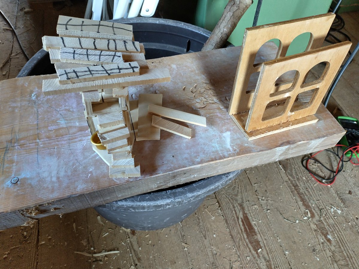 1Utini's tweet image. Die Werkstatt ist ein absolutes Chaos und alles liegt nur noch rum, aber ich liebe es sehr, dass die Jungs aktuell am liebsten 24/7 dort sind und einfach vor sich hin werkeln 🥰...
Ich bin dann Mal neuen Holzleim bestellen und noch ein bisschen Holz für mich verstecken...  🤪🤣