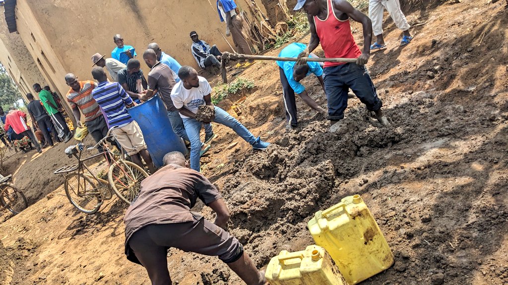 Akagerabulletin's tweet photo. In the relentless pursuit of the fundamental human right to shelter, today, #IYR alongside @RwimiyagaSect in Kabeza Cell , took action by cleaning the home of an underprivileged resident . This event underscored youth's importance in fostering community growth!
#CommunityLove🕊️ https://t.co/vtg7EMkQVC
