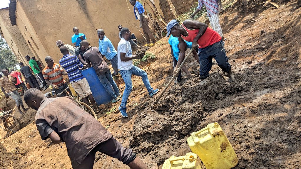 Akagerabulletin's tweet photo. In the relentless pursuit of the fundamental human right to shelter, today, #IYR alongside @RwimiyagaSect in Kabeza Cell , took action by cleaning the home of an underprivileged resident . This event underscored youth's importance in fostering community growth!
#CommunityLove🕊️ https://t.co/vtg7EMkQVC