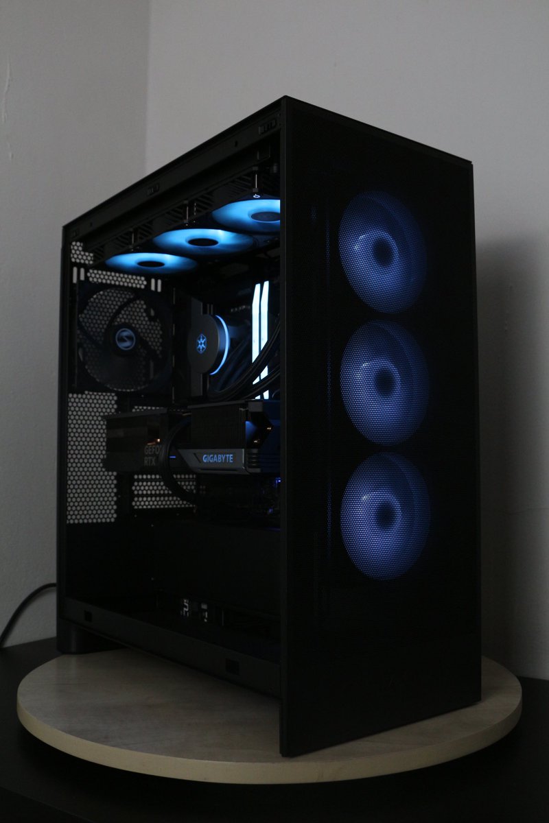 Eng_S4OG's tweet image. كيس NZXT H7 flow 2024 رهيب جداً😍😍💙

فيه كمية مساحة رهييبة