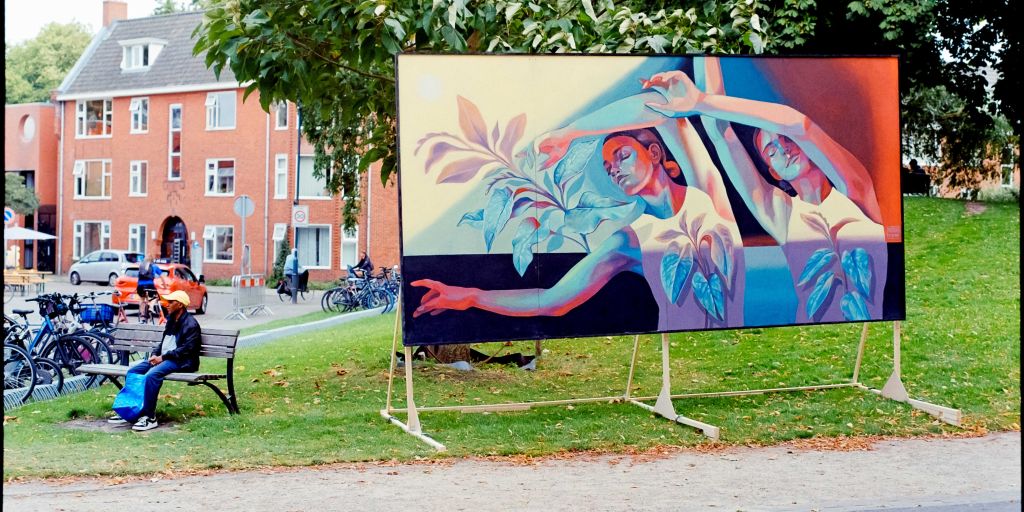 Heb jij een kantoor, grote ruimte of andere mooie plek voor een van de twee kunstwerken die op Noorderzon staan? 

Het gaat om het werk van Michel Velt en het werk van Roos Vink. Heb jij een goede plek voor één van deze werken? Laat het ons weten!

noorderzon.nl/nieuws/gezocht…