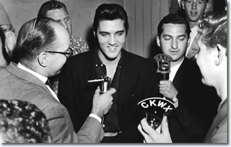 denisecahoon4's tweet photo. Aug 31, #Elvis1957
Elvis, Bruno Cimmoll, Mark Raines, RCA Rep. Ernie Henn, Tom Diskin and Norm Pringle of CDKA Radio
at the Press conference in the Stadium locker room.
#ElvisHistory 
#Elvis2024 
#ElvisPresley https://t.co/jY7uUmtAWx