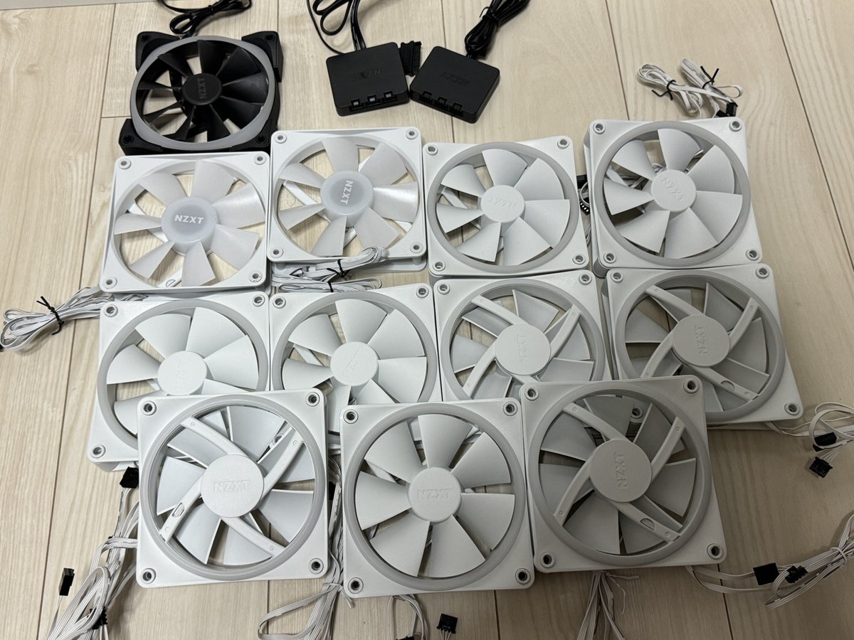 NZXT F360x2とF240x1に交換してみました！！！
裏の配線が気持ちいいほどスッキリ
付けてみて思うけど光り方の好みでいうならDUOの方が好きだなぁ
そして外されたファンたちドウシヨ