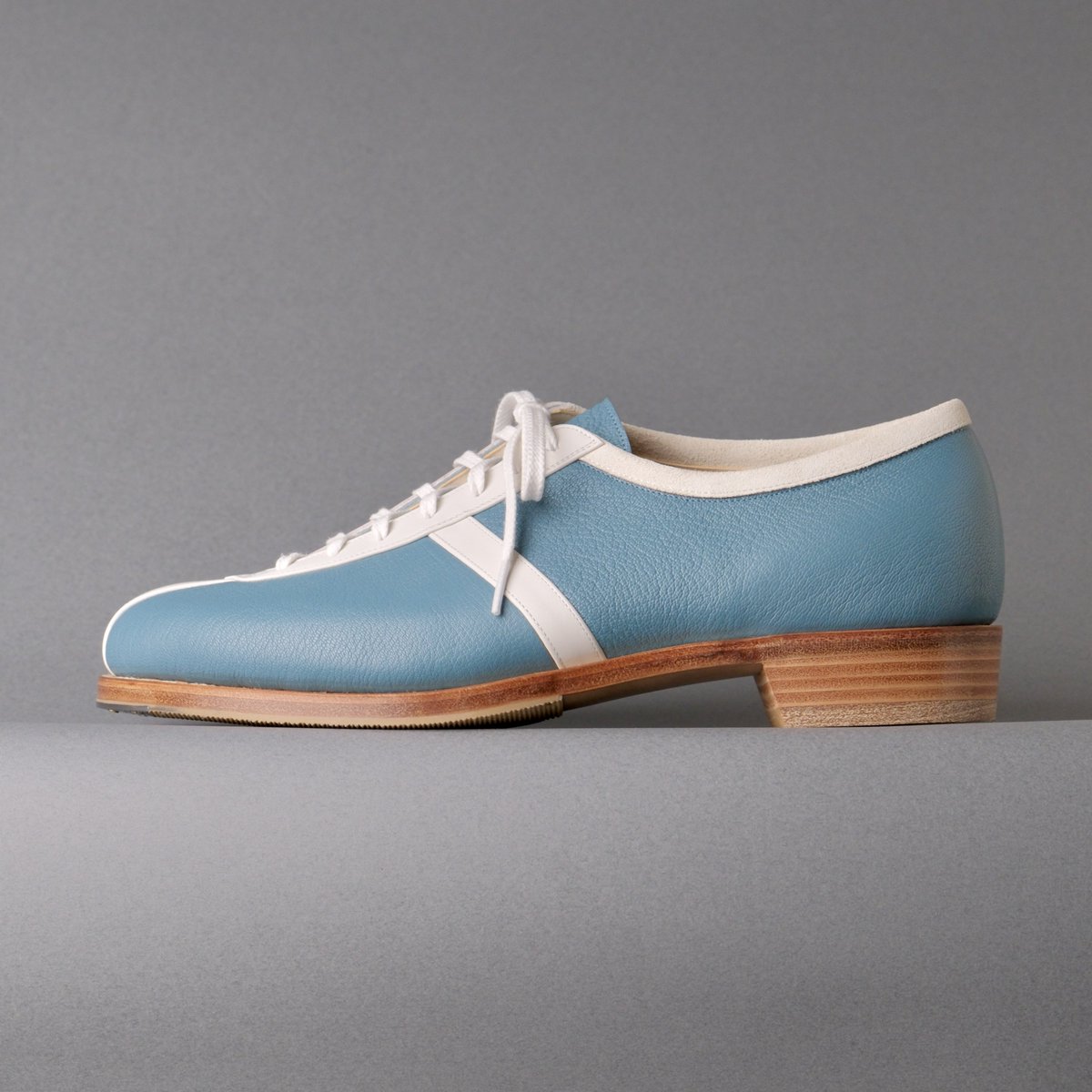 Model 02 : ”RUNNER”
Upper color : Light blue goat &amp; White
Last : ODM08
Size :  7 1/2 (25cm)
Option : Metal toe tip