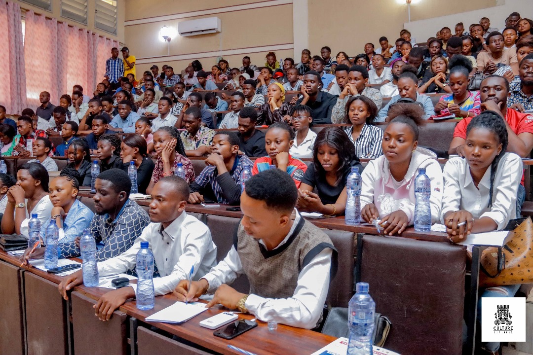 ChristianNKANGA's tweet photo. Un moment historique pour @AsjRdc : Passation de pouvoir entre les Présidents sortant et entrant

Après la grande conférence publique sur le virus Mpox hier à l'Université de Kinshasa, il y a eu Assemblée Générale qui a été marquée par cette passation de pouvoir.

Je remercie profondément le Président sortant (2020 - 2024), Le Prof. Patrick MEMVANGA, premier à occuper cette fonction, pour son leadership visionnaire et son dévouement qui ont solidifié les bases de notre Académie. Vous avez marqué l’histoire de l’ASJ-RDC.

À Madame la Présidente élue (2024 - 2028), Prof @taniabishola  je souhaite un mandat réussi. Que votre énergie et votre leadership portent l’Académie vers de nouveaux sommets. 

Longue vie à @AsjRdc