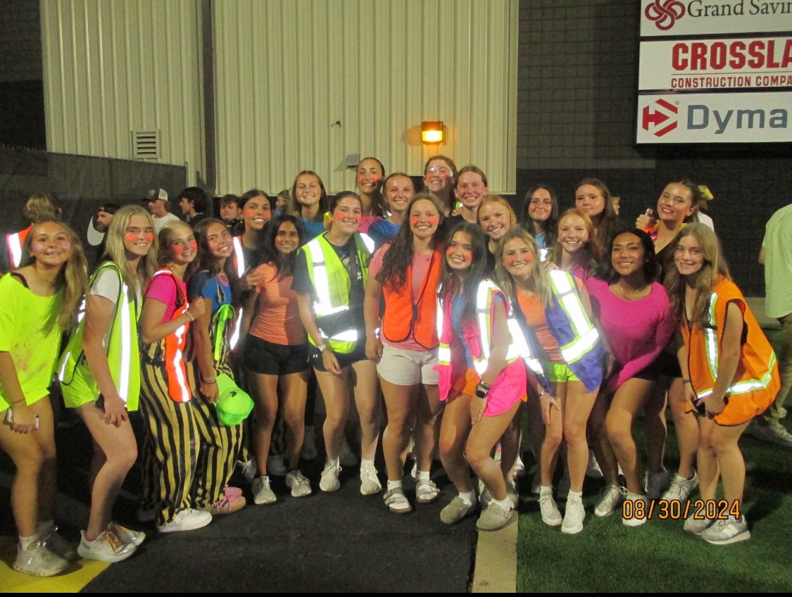 abbyward07's tweet photo. Proud to be a Tiger!! 🐯Love these girls!! @bhs_tiger https://t.co/K6C6kdWzjj
