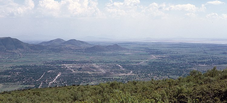 Genial esta foto del Valle de #Teotihuacan en los ’60 tomado por Bill Mather desde Cerro Gordo. Todavía se ve el lago en la distancia.