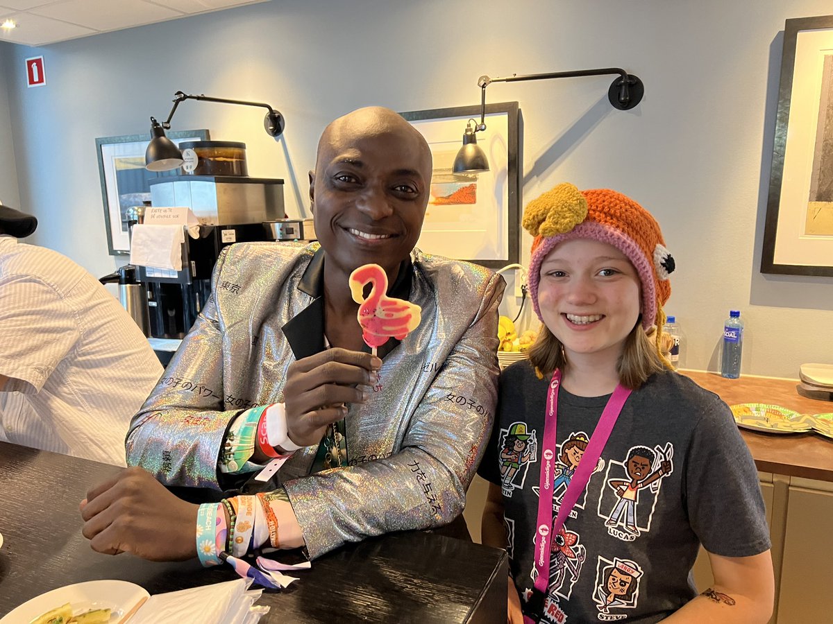 PancakeBot's tweet image. Congratulations to Princess Märtha Louise for her wedding!
Lily made pancakes for them last year!