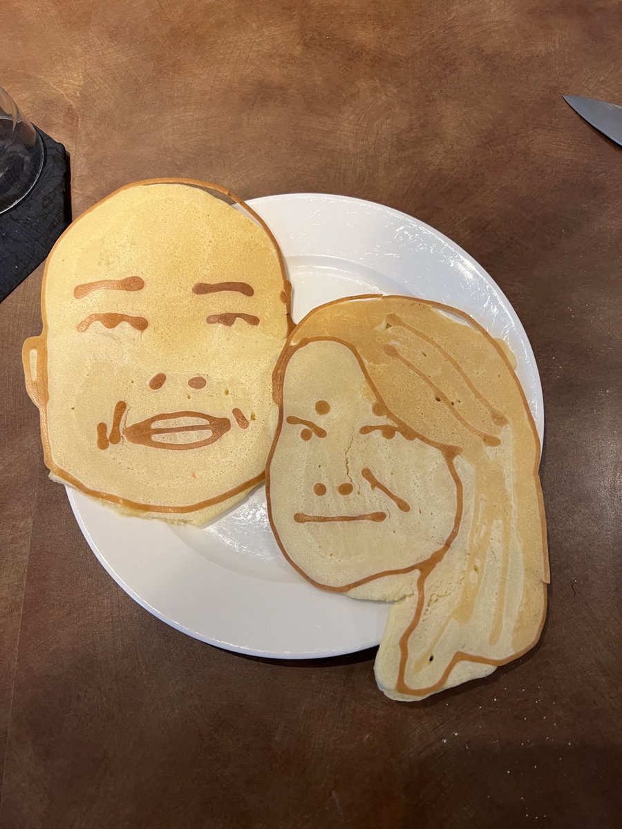 PancakeBot's tweet image. Congratulations to Princess Märtha Louise for her wedding!
Lily made pancakes for them last year!