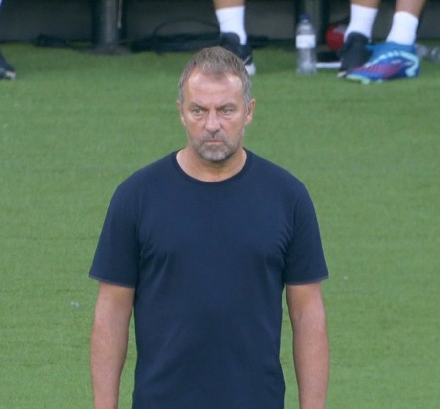 Kungiyar kwallon kafa ta <a href="/FCBarcelona/">FC Barcelona</a> tama <a href="/realvalladolidE/">Real Valladolid CF 🇬🇧🇺🇸💜</a> dukan sakwarar Legos amma Hansi Flick jikan Adolf Hitler  ya tsaya kamar sandar rake ba alamar murmushi a tattare dashi