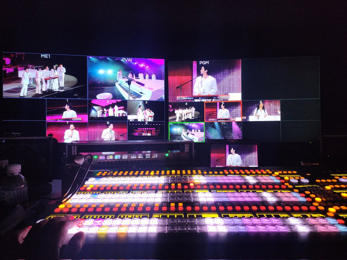 StudioMaxina's tweet photo. #PIANOandiTheBakerySongBook
นั่งสวิทช์ภาพให้คนดูในHallฟินมาก เหมือนขึ้นเล่นดนตรีอยู่บนเวที https://t.co/vG4zEyyA8a
