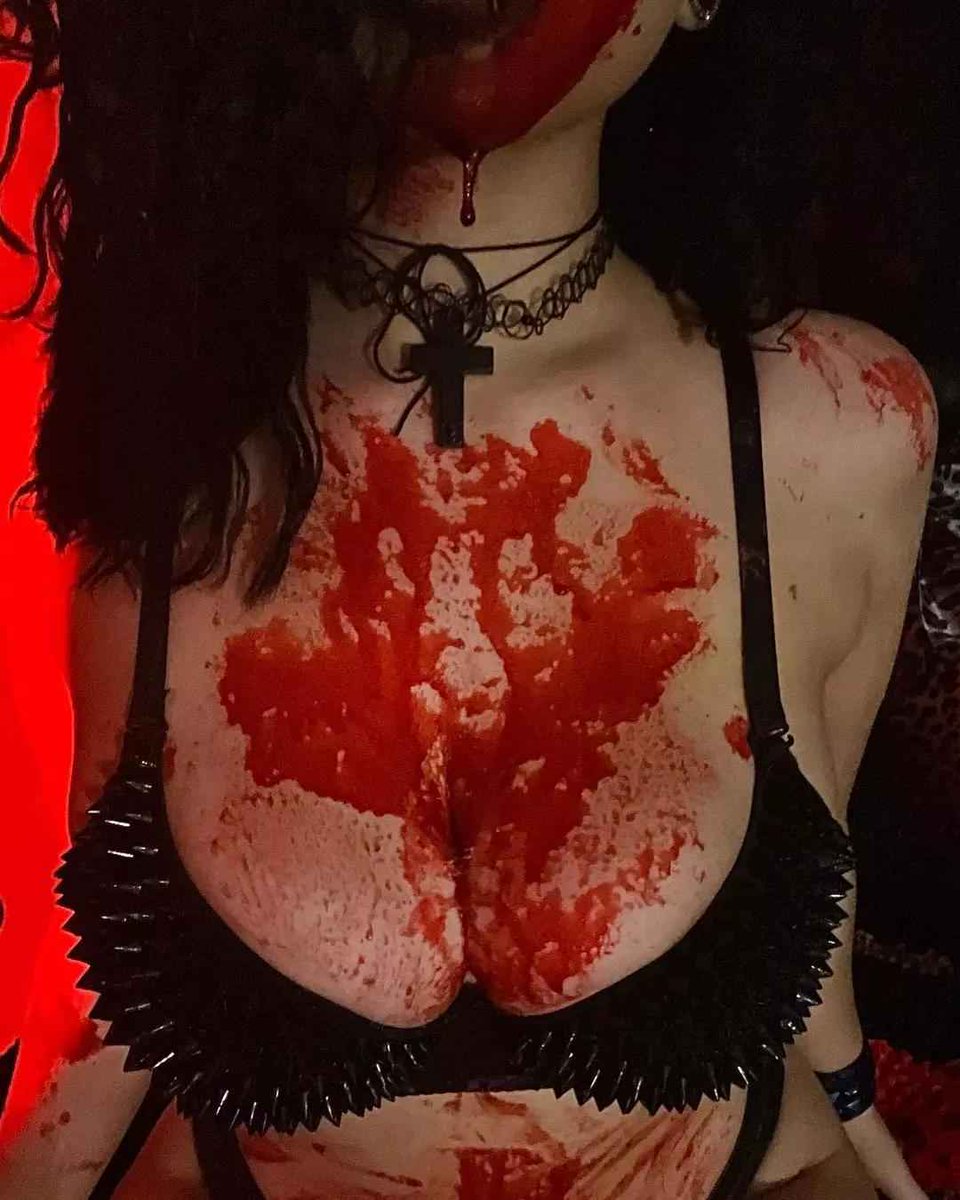 GothBootyQueen's tweet photo. @horrorsthetics You're so delicious 🩸🍑😋🖤 https://t.co/SuPTpZ4p6Z