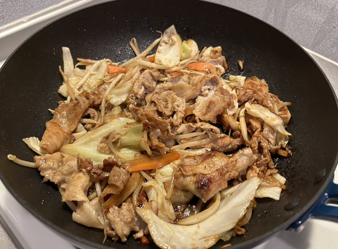超腹減ったのでこの時間に肉野菜炒め作ってる🥩🥦 