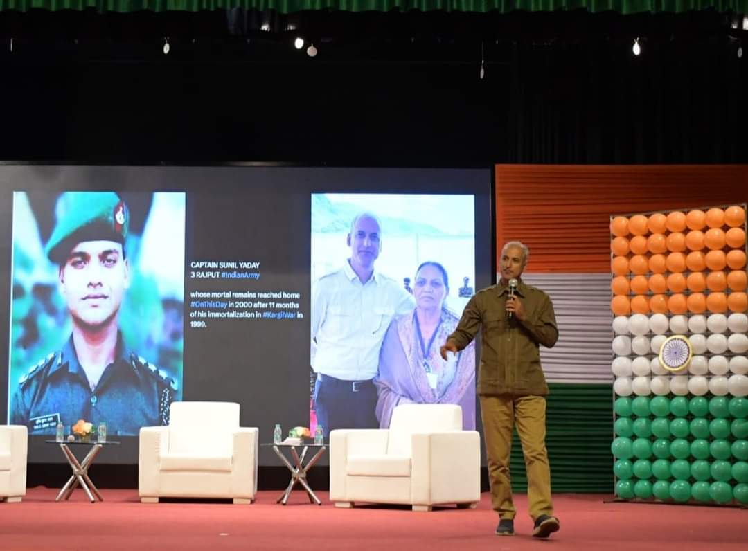 During #VeerGatha 2 at #ElproInternationalSchool narrating the valour of

CAPTAIN SUNIL YADAY
3 RAJPUT #IndianArmy

Today, his mother, Smt Shakuntla Devi, completed 25 years, sans him, and has to wait for 11 months to get his mortal remains.

#FreedomisnotFree few pay #CostofWar.