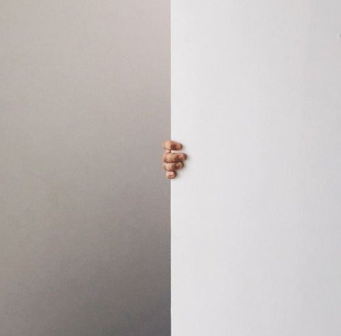 قد
يكون 
الصمت قصيده 
خانها الوزن والقافيه معاً .