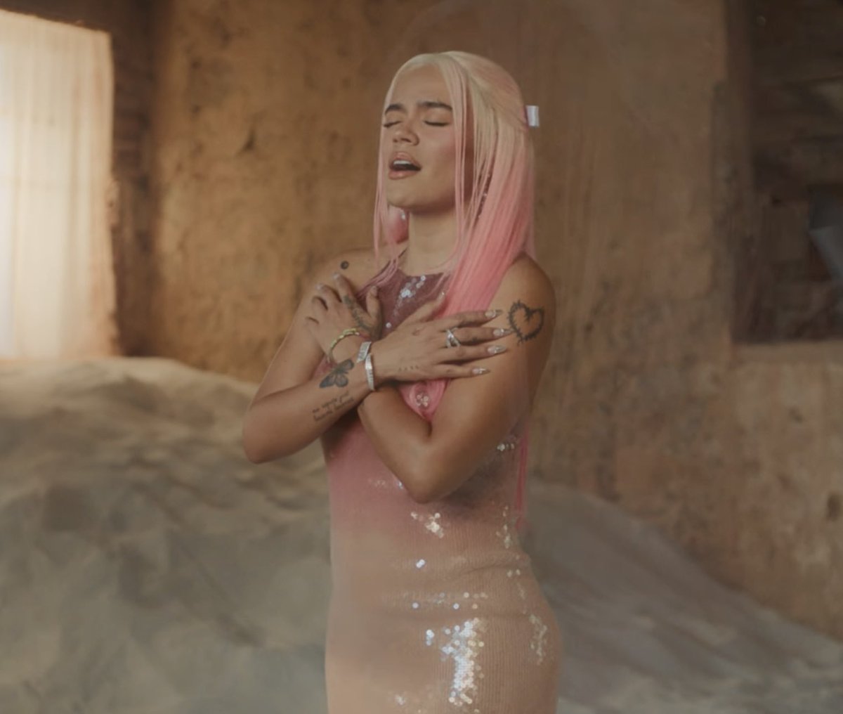 No entiendo la mala vibra que le están tirando a <a href="/karolg/">LABICHOTA</a> si sabemos que es juiciosa, amorosa y talentosa.
Una mujer buena.
Si no les gustó la versión de 'Vivo por ella' con Andrea Bocelli, no la escuche.
Karol G está arriba porque trabajó duro.
Entonces merece este buen momento.