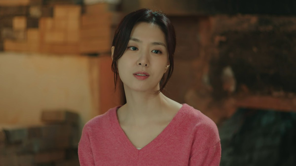dongttaro's tweet photo. i loved too much that taehui was shown as a talented &amp; passionate artist, which instead of hindering seokryu, helped her realize her dream. she was also the person who helped seunghyo stop ignoring and accept his feelings. PRETTY WOMAN WE LOVE YEW! 🫶

#LoveNextDoor https://t.co/f75QaAe6g0
