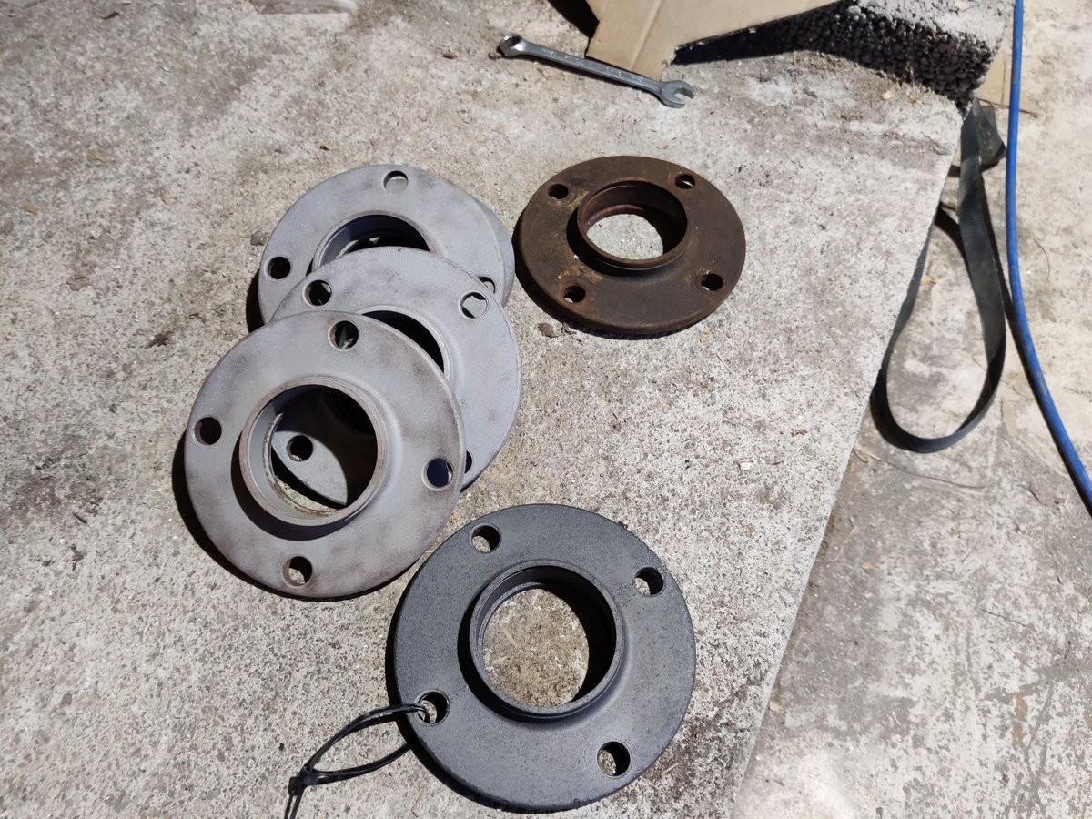 Blasted with aluminium oxide, ready for 2x acid baths. Second bath with phosphate. Outcome is the bottom one, ready for painting.