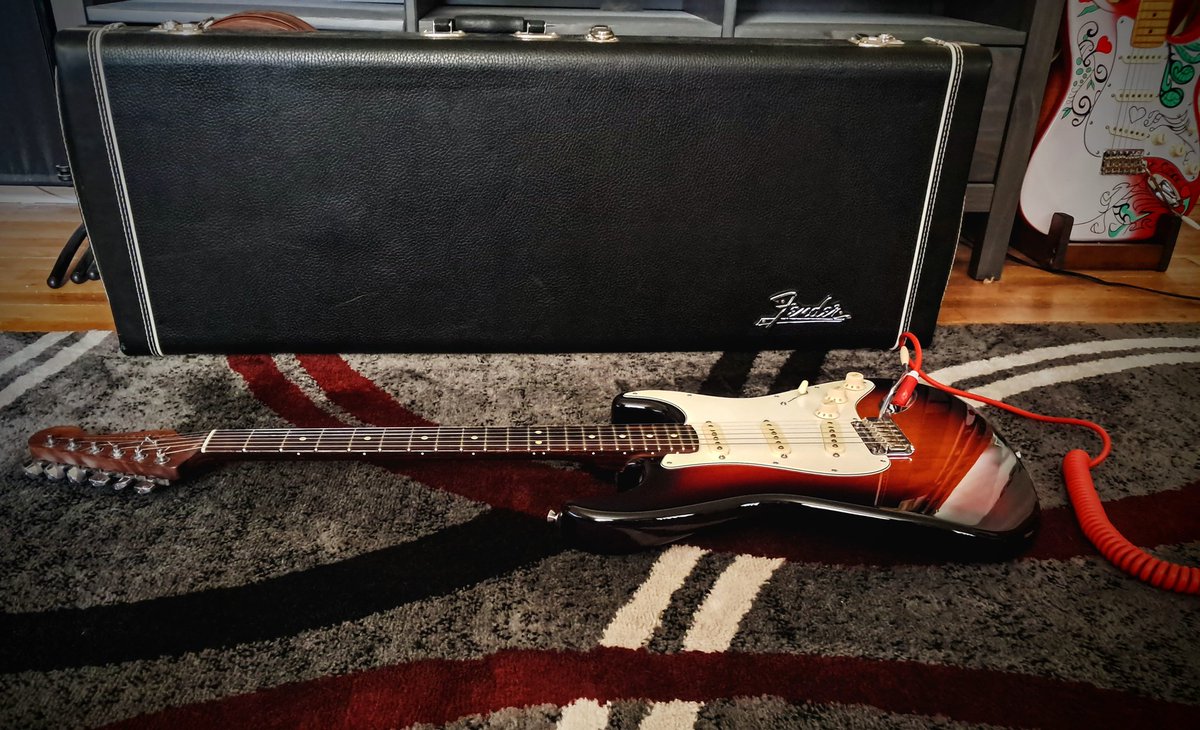 GuitarG71647302's tweet photo. #Straturday
#Fender
#Rosewood
#Sunburst
##MontereyPop https://t.co/rAQzh45CmR