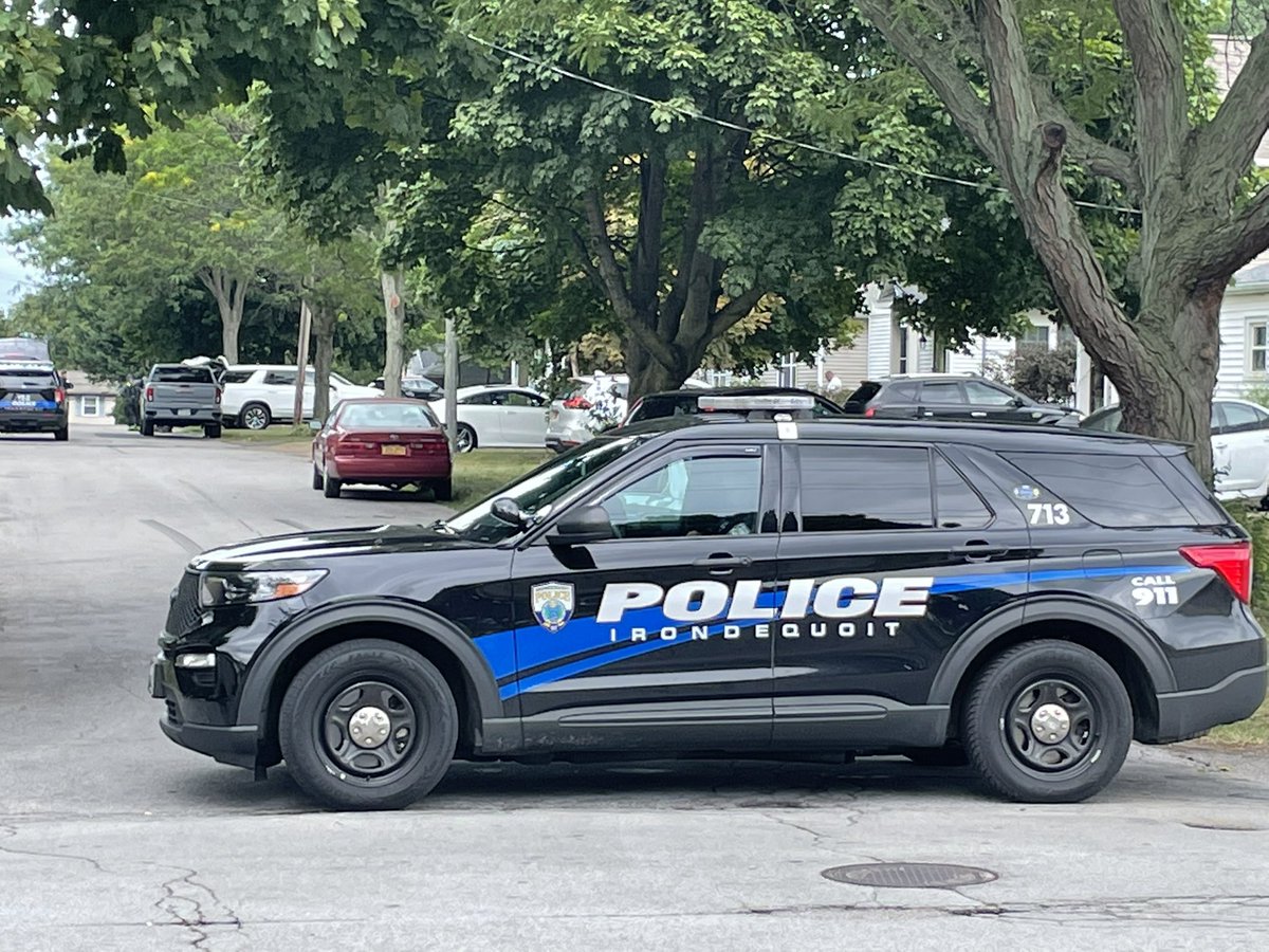 #BREAKINGNEWS Heavy <a href="/IrondequoitPD/">Irondequoit Police</a> presence on Knapp Ave in Irondequoit. Waiting to get more information. <a href="/13WHAM/">13WHAM</a> <a href="/FoxRochester/">Fox Rochester</a> <a href="/ROCHNYCRIMEINFO/">ROCHESTER, NY CRIME, INCIDENTS, NEWS, INFO</a> <a href="/mcfw/">MonroeCountyFireWire</a>
