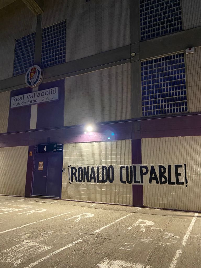 Alexis_RVCF's tweet photo. RONALDO
GO
HOME https://t.co/NSAnabZWKO