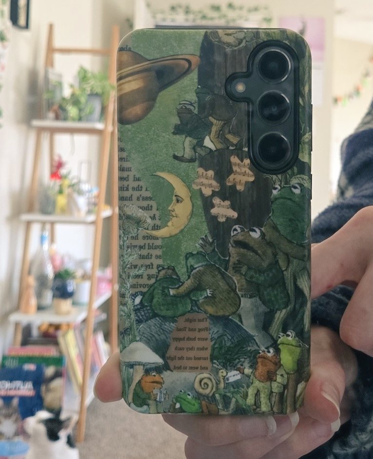 I get so excited when I see Frog and Toad stuff when I'm out and about!!!!it makes me so happy they keep making more shirts, Frog and Toad are my favorites 😭
