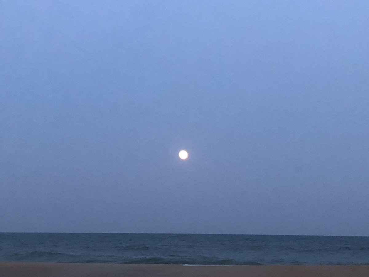 GertParede12906's tweet photo. Full moon at the beach! https://t.co/rG1TKthJKF