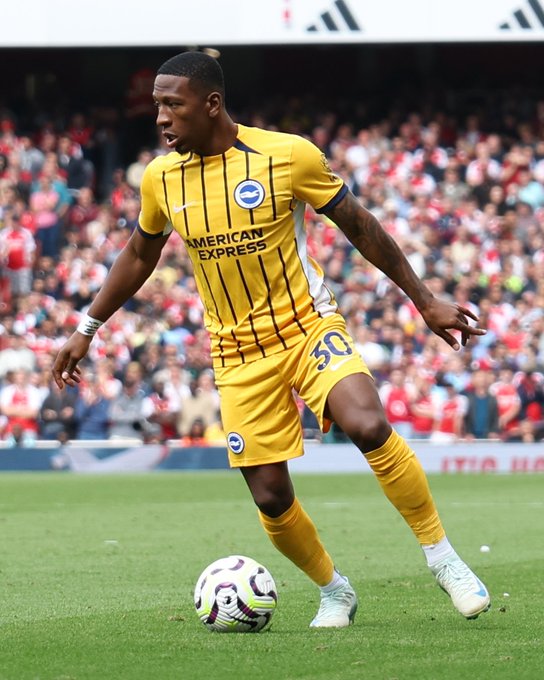 Pervis looking up for a pass with the ball at his feet as we attack again. Come on Albion!