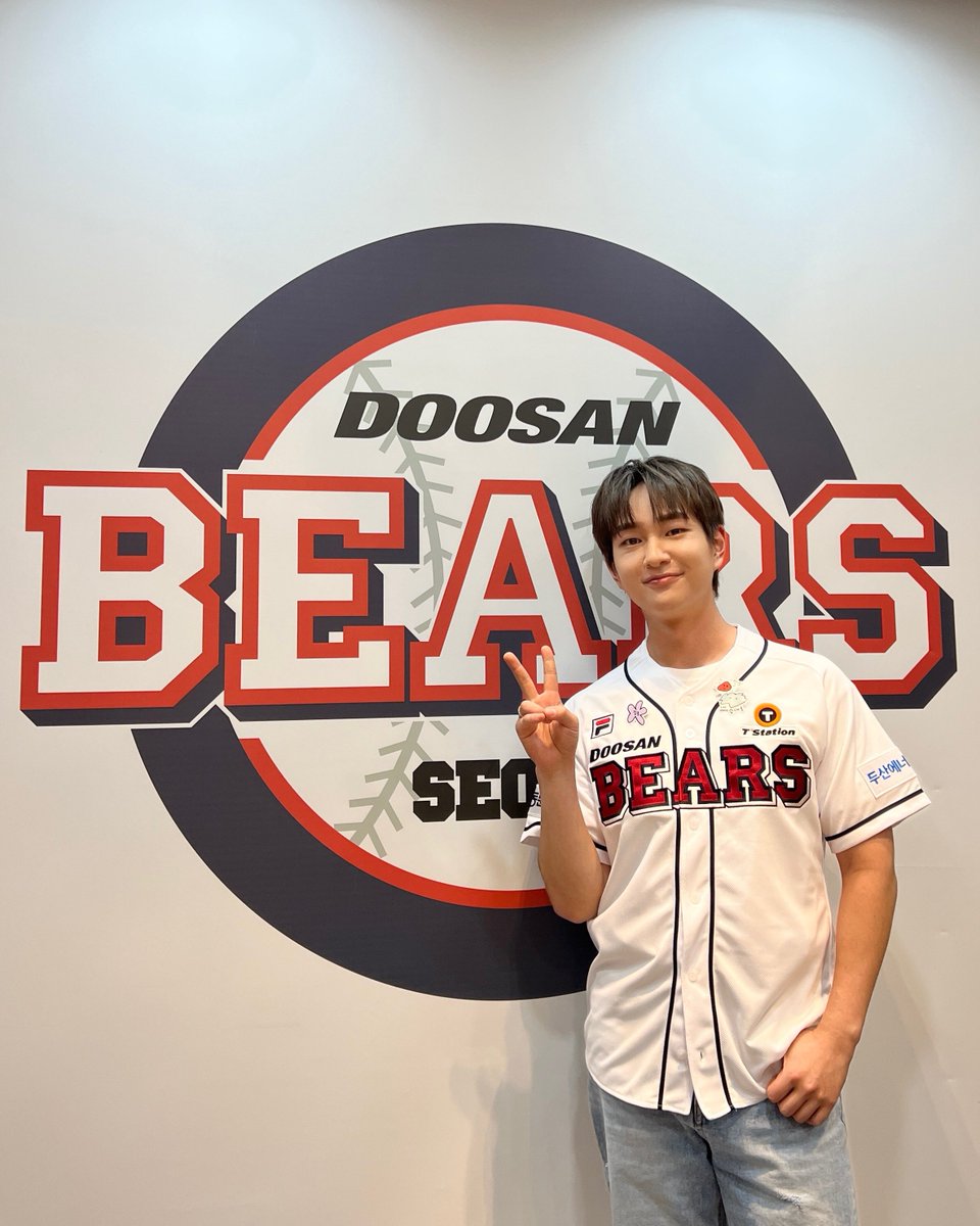 ONEW_GRIFFIN's tweet photo. 좋은 경험이었던 시구⚾️

#온유 #ONEW https://t.co/kSi8wUtIA5