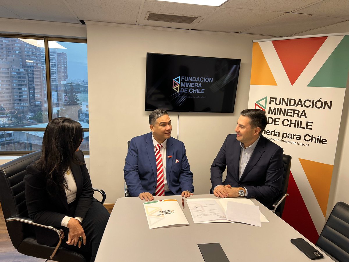 Fundacion Minera de Chile firma un convenio de colaboración institucional junto con la Fundación Minera del Perú con el objetivo de intercambiar propiedad intelectual de materiales didácticos para promover la educación minera y el conocimiento de la minería a la ciudadanía. 🏆
