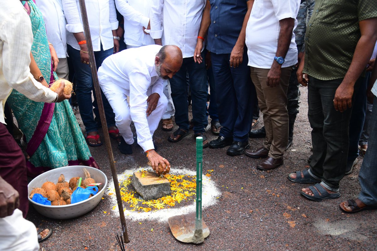 కరీంనగర్ పట్టణంలోని 29వ డివిజన్ కాపు వాడలో ₹15 లక్షల ఎంపీ నిధులతో నూతనంగా నిర్మించిన కమ్యూనిటీ హాల్ భవన నిర్మాణ పనులకు అలాగే 13వ డివిజన్ పెద్దమ్మ కాలనీలో ₹10 లక్షల ఎంపీ నిధులతో నిర్మించనున్న వడ్డెర కమ్యూనిటీ హాల్, హస్నాపూర్ కమ్యూనిటీ హాల్ నిర్మాణ పనులకు శంకుస్థాపన చేయడం