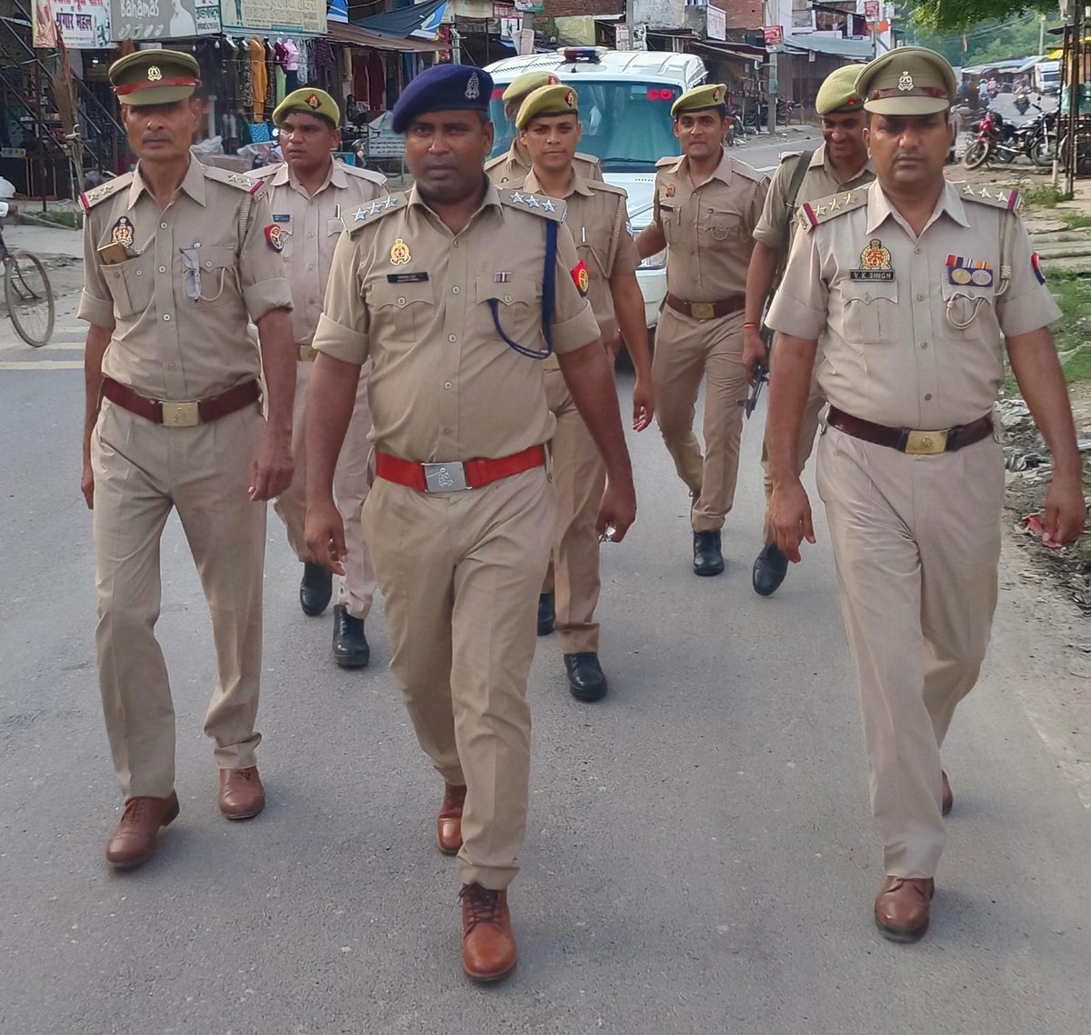 amethipolice's tweet photo. #CO_गौरीगंज द्वारा आगामी त्यौहारों के दृष्टिगत कानून व्यवस्था व सुरक्षा का वातावरण बनाने के उद्देश्य से थानाक्षेत्र जामों में भीड़भाड़ व संवेदनशील स्थानों पर #Footpatrolling की गई व संदिग्ध व्यक्तियों,वस्तुओं व वाहनों की चेकिंग की गई। https://t.co/StTcgjosZX