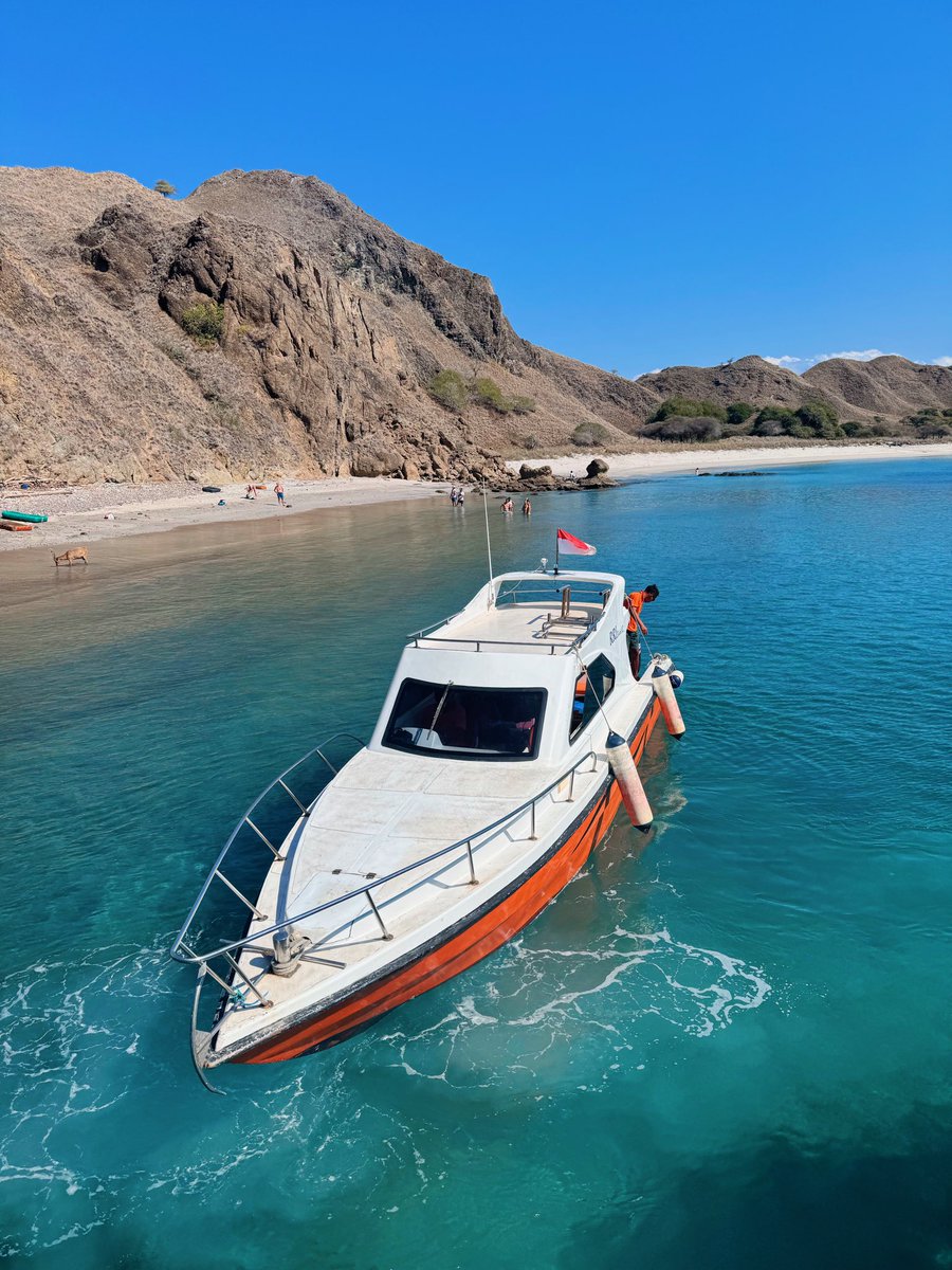 Saranadhila's tweet photo. Padar island - Bajo ⛰️🌊🚤 https://t.co/yxdx0MEQfI